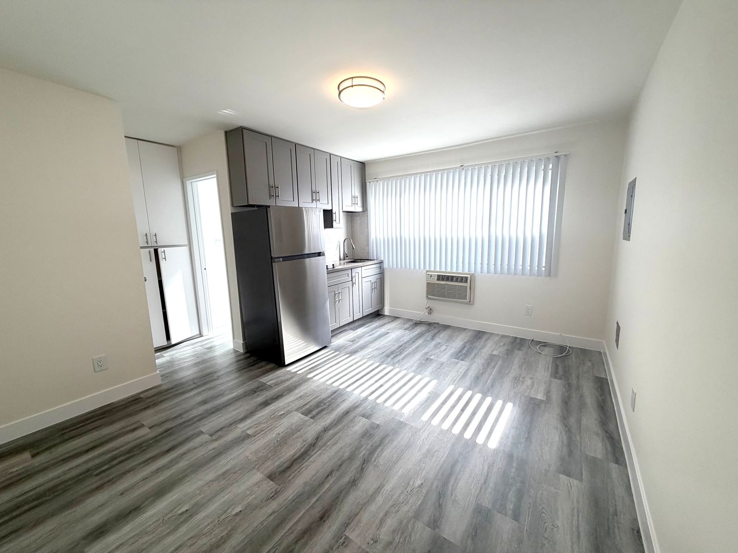 Van Nuys Apartment: 15938 Vanowen Street
