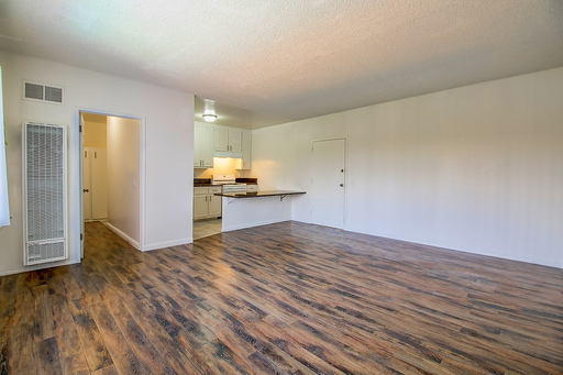 BEAUTIFUL STUDIO MUST SEE!!!! ONLY $500 DEPOSIT (OAC)