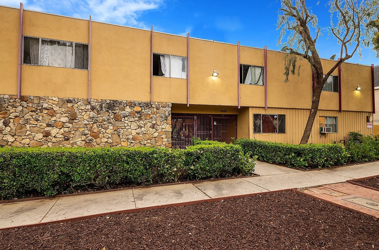 Winnetka Apartment: 20436 Cohasset Street