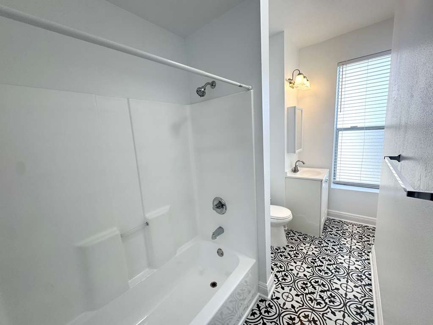 Los Angeles Apartment: 915 S Carondelet Street