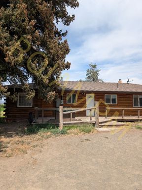 Charming 3-bed 2-bath Home at the Edge of Town