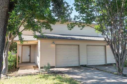 Two Bedroom, Two Bath Duplex, Minutes from Sam Bass and IH35 – photo 1