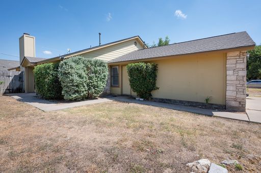 Welcome to your new home at our charming property! – photo 1
