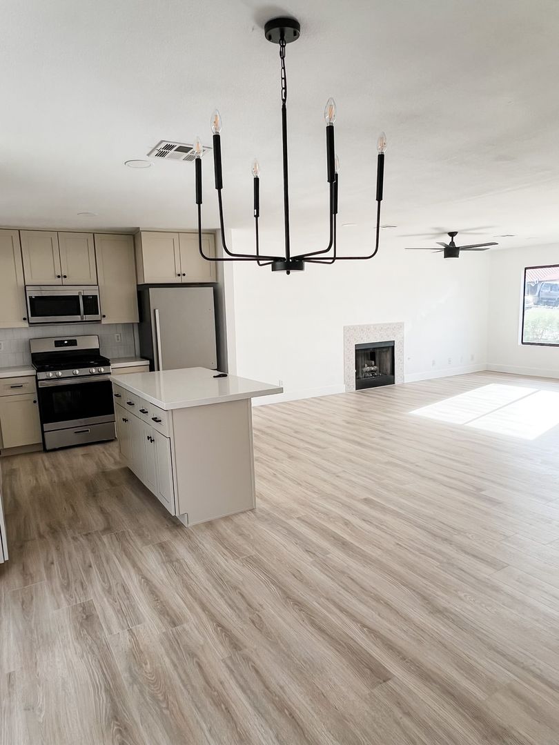 Henderson House: 340 Clover Glen