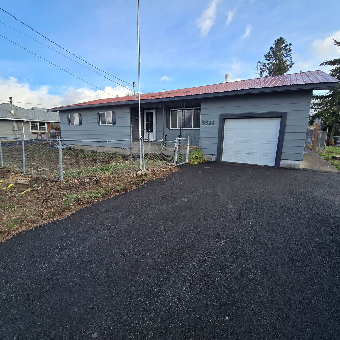 Klamath Falls House: 3521 Lindberg