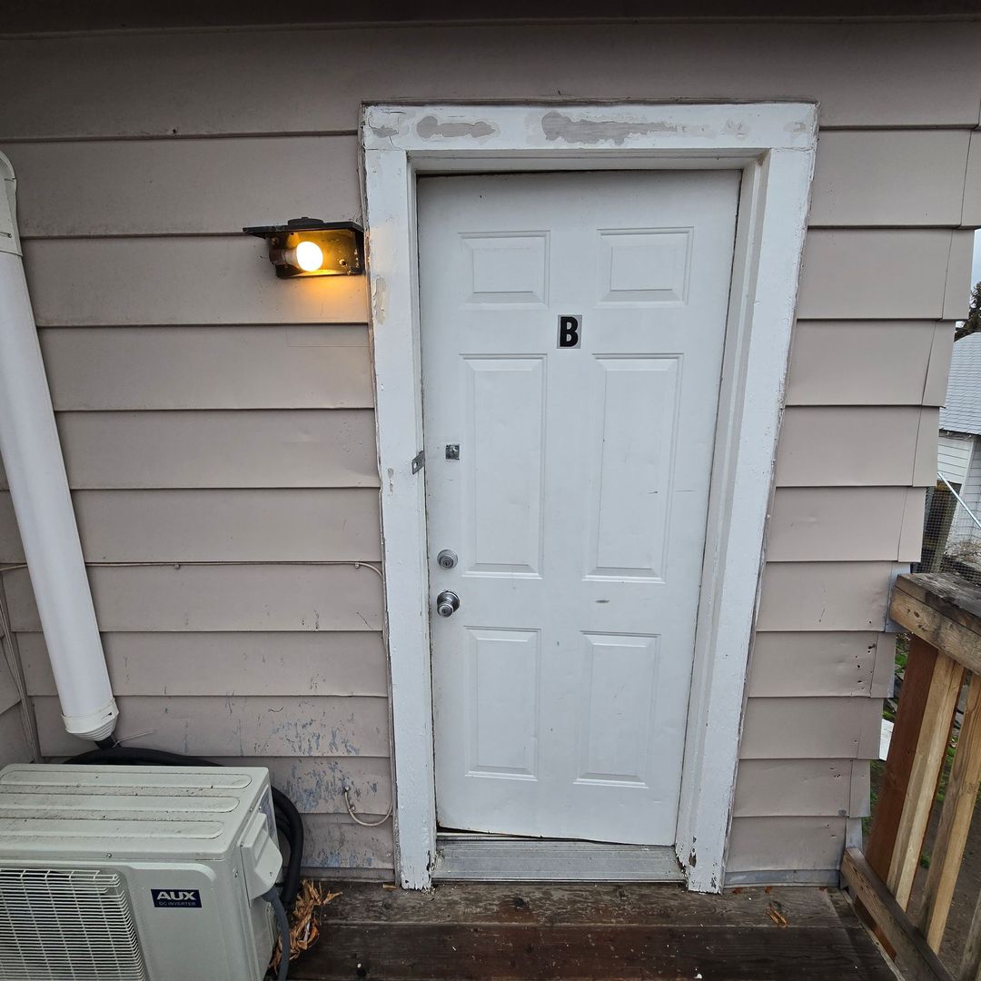 Klamath Falls House: 625-B N 8th St