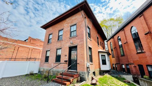 [ Looking for 1 flatmate ] A Stunning, Massive, Historic Brick Townhouse in East Rock!