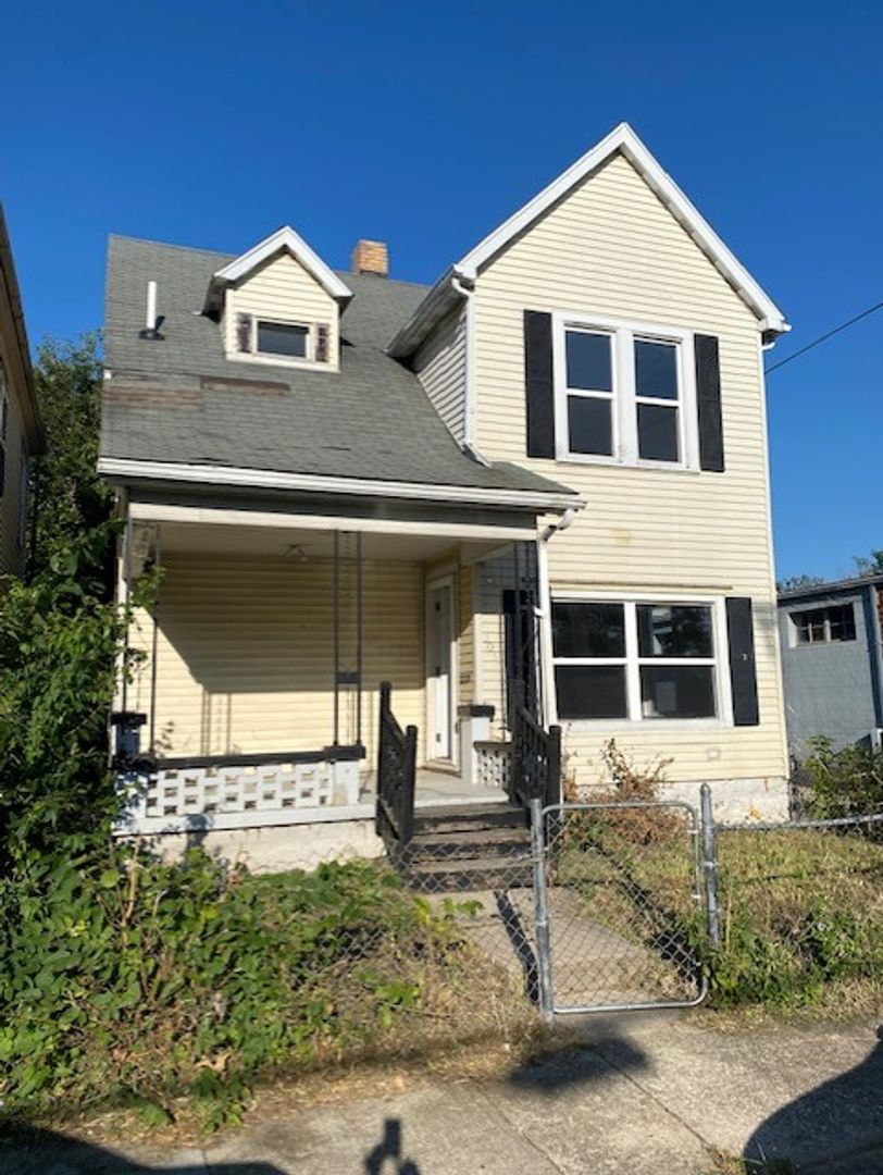 Dayton House: 209 N Irwin St