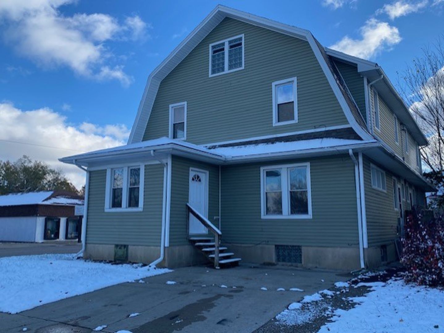 Springfield Apartment: 1723-1725 N. Limestone