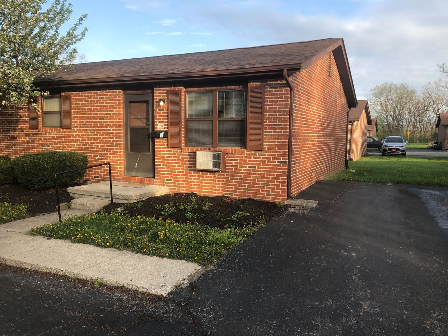 London Apartment: 209 N Madison Road