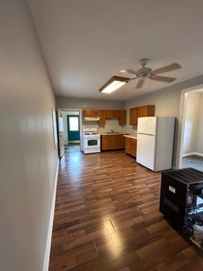 Bridgeport – 1-Bed & Den / 1-Bath - PRIVATE SOUTH FACING DECK – photo 1