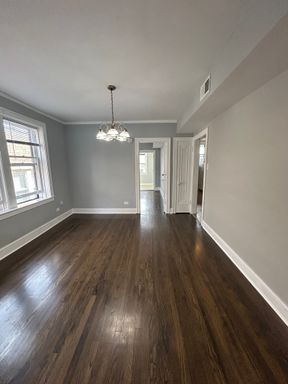 Horner Park – Huge 2-Bedroom / 1-Bath + Den – IN-UNIT W/D – Available Now! – photo 1