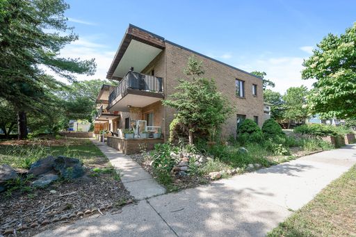 Large 2BR/1Bath Available NOW! – photo 1