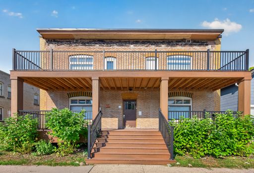 Beautifully renovated 1BR/1Bath plus Bonus Room Avail Sept 1st – photo 1