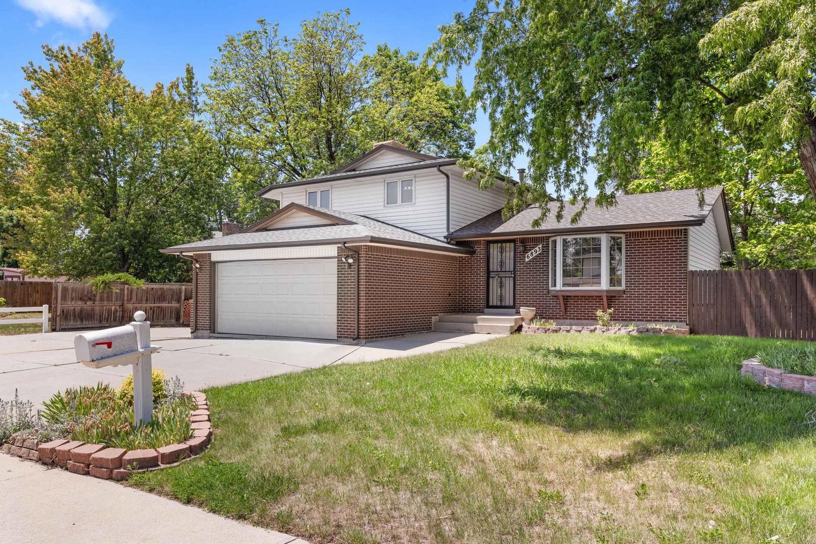 Arvada House: 6893 Gray Circle