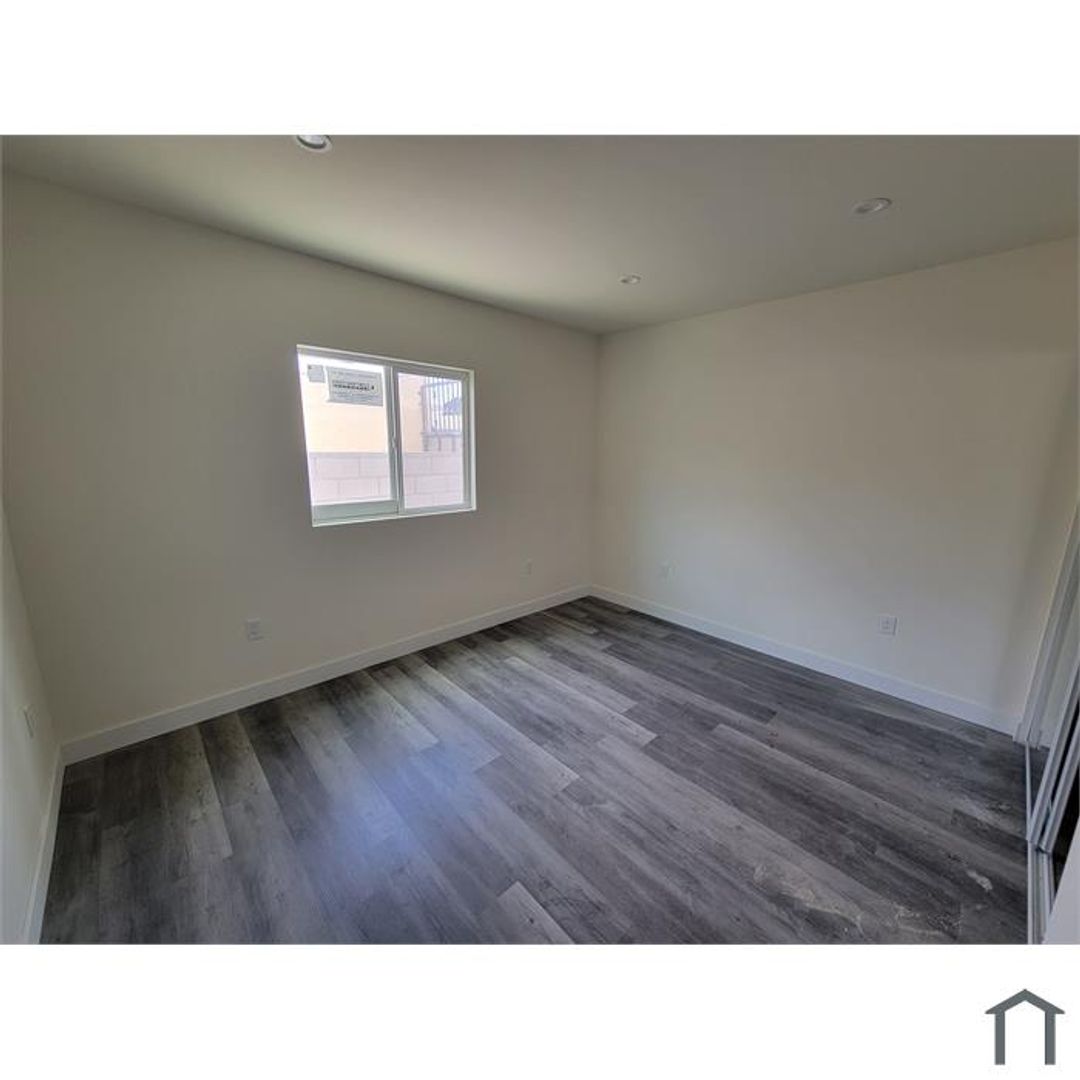 Los Angeles Apartment: 8715-8721 Hooper Ave.