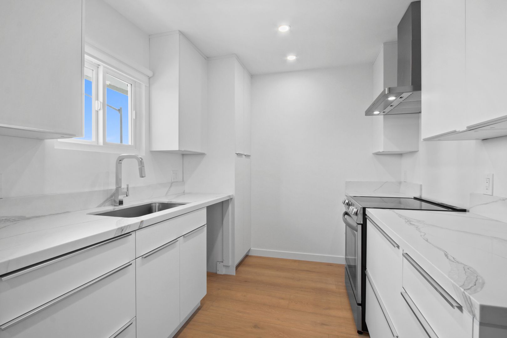 Santa Monica Apartment: 2107 Montana Ave