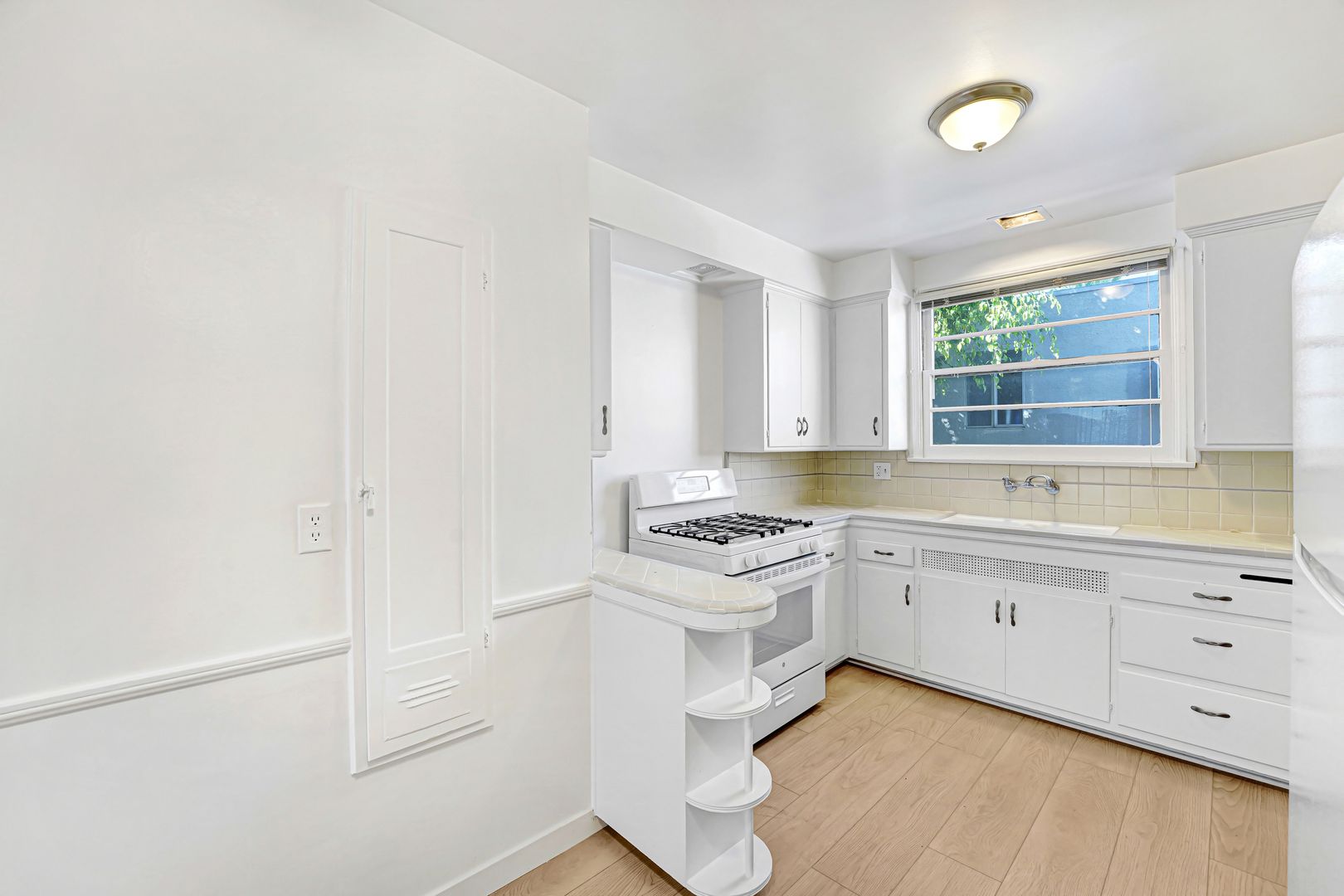 Los Angeles Apartment: 1692 Manning/10661-9 Eastborne