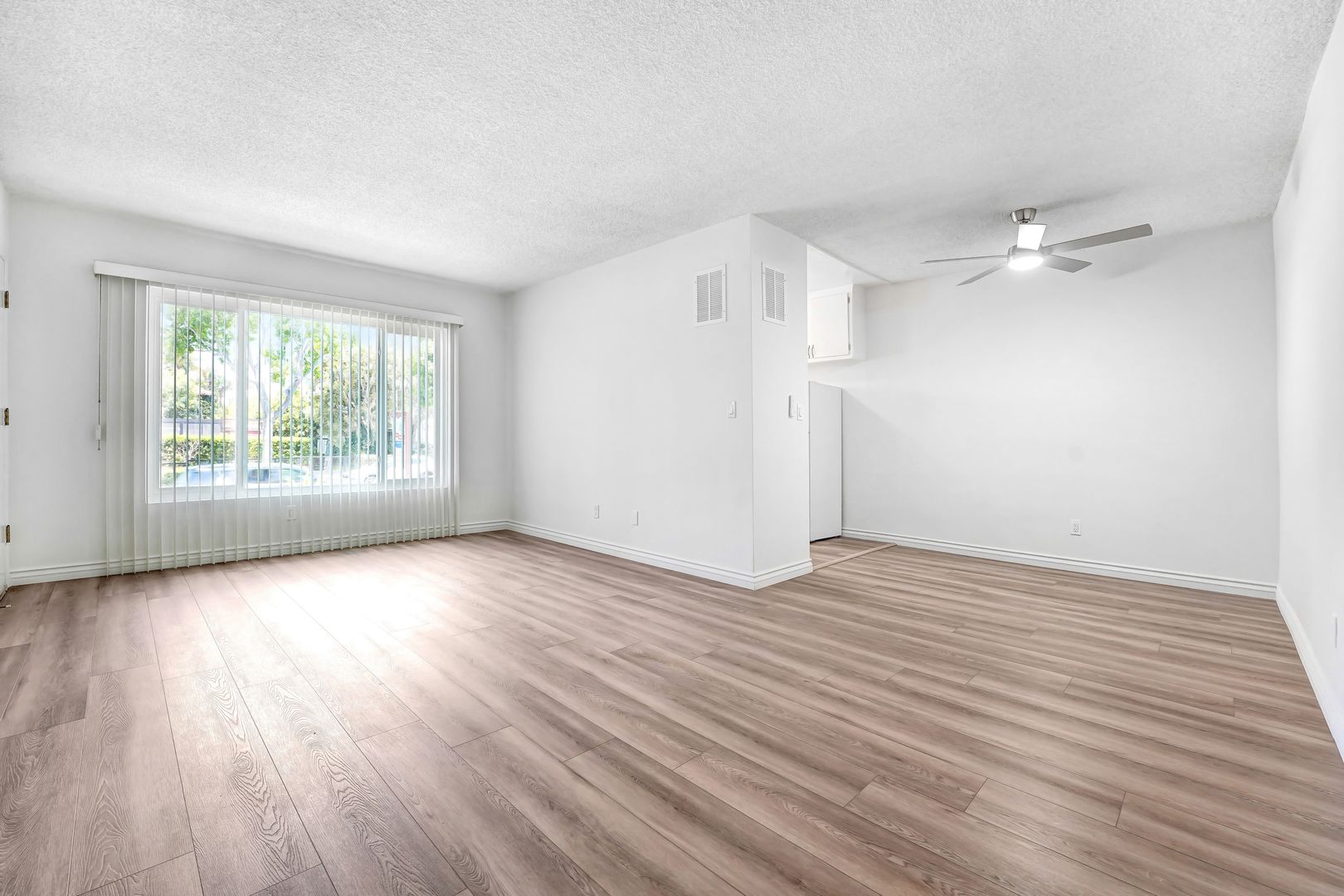 Santa Monica Apartment: 402 Montana Avenue