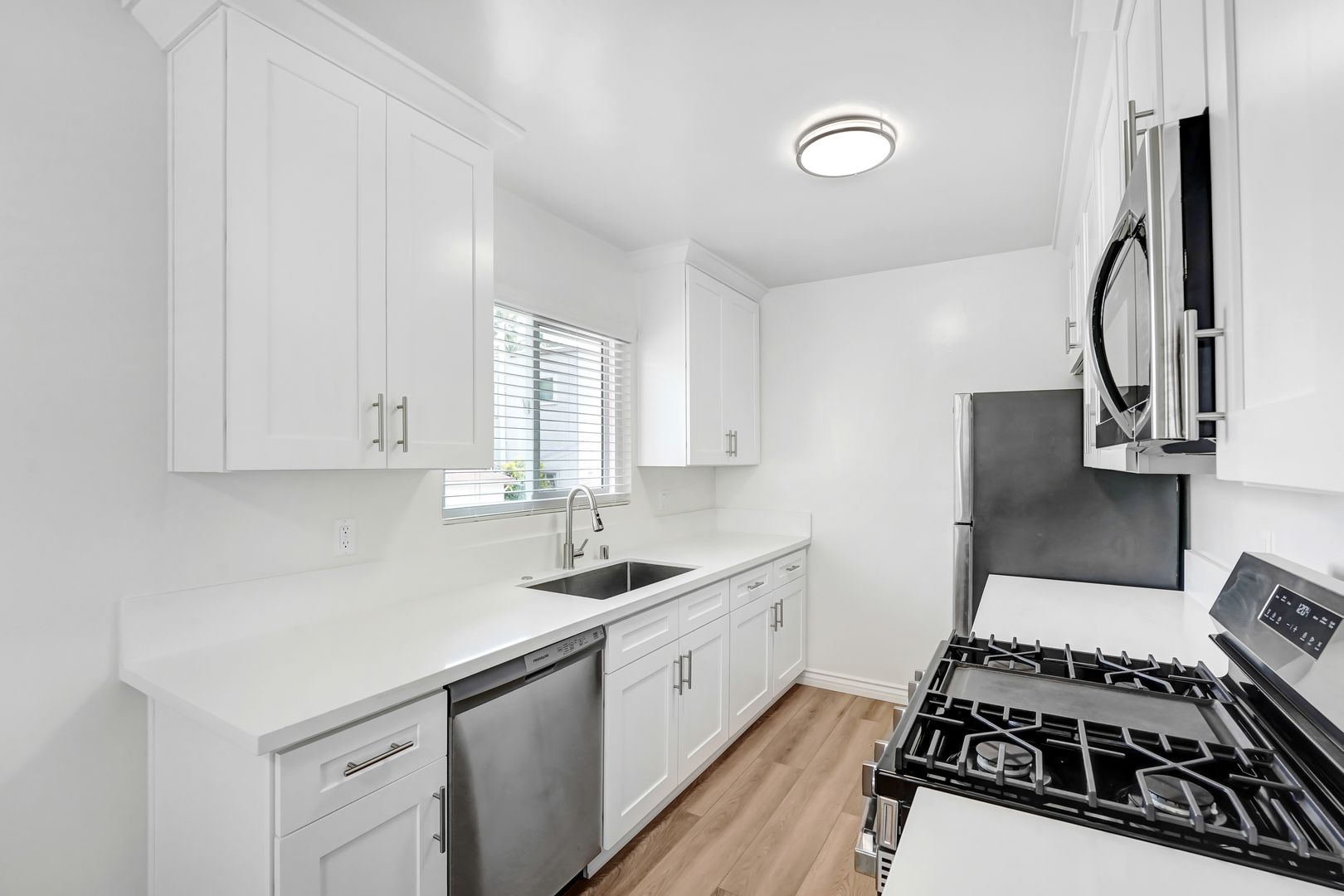 Santa Monica Apartment: 402 Montana Avenue