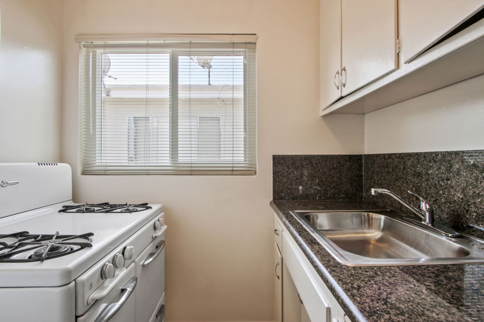 Los Angeles Apartment: 10908 Santa Monica Blvd.