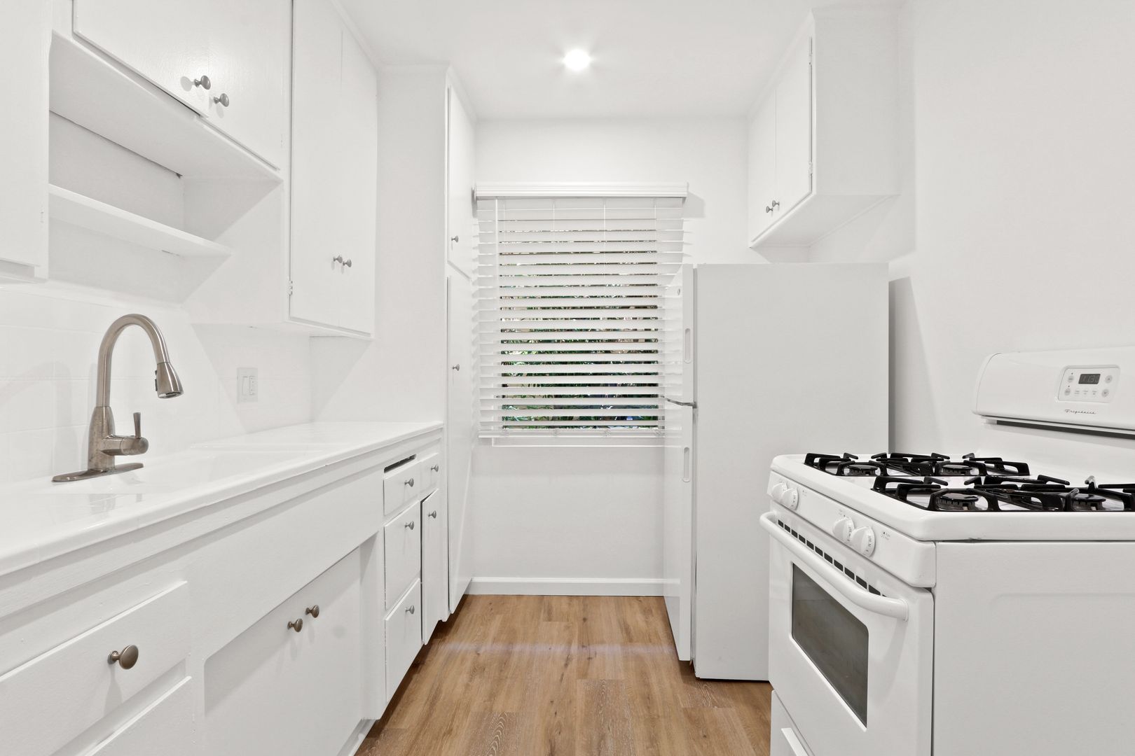 Santa Monica Apartment: 943 6th Street