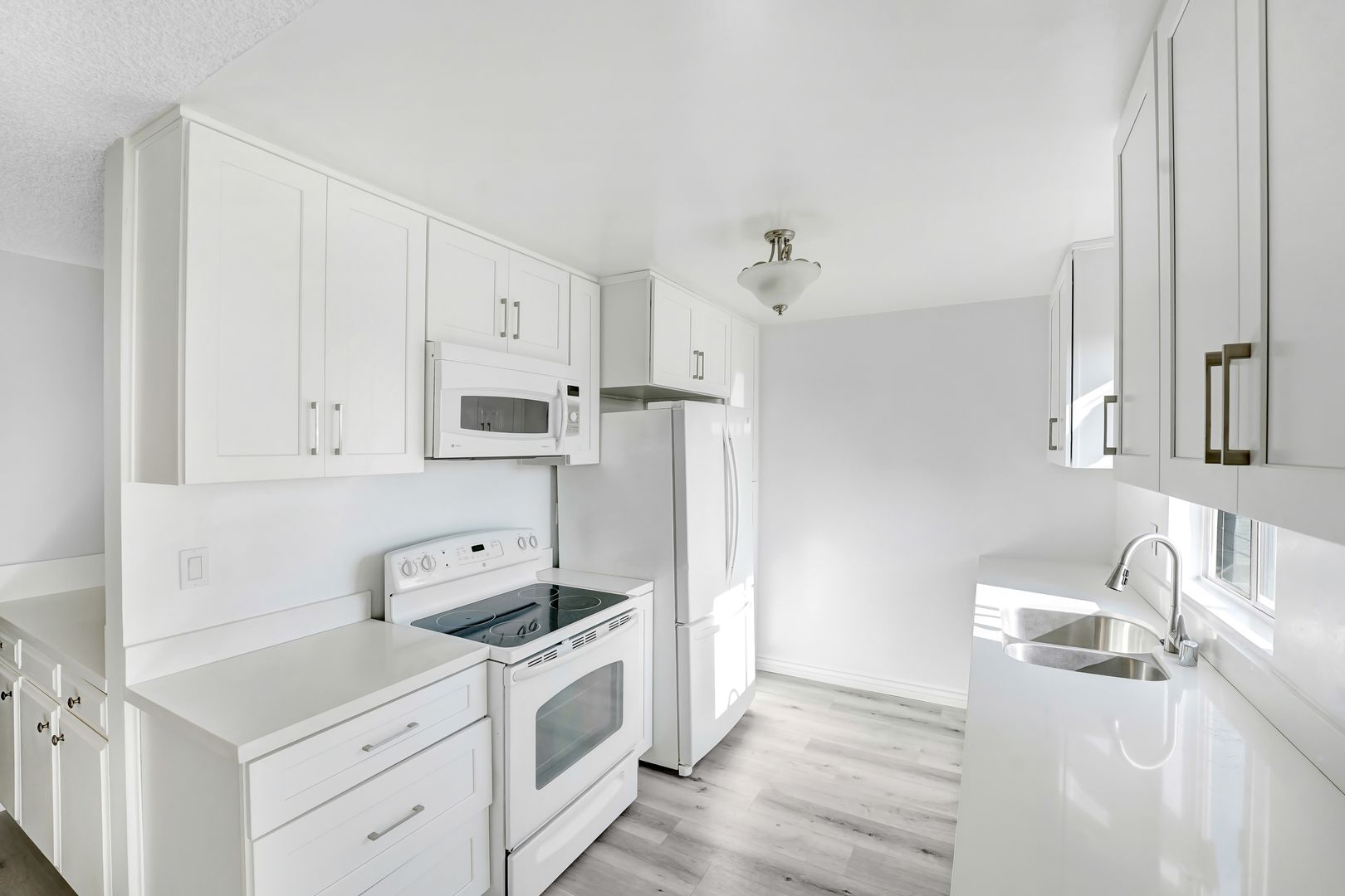 Los Angeles Apartment: 12246 Montana Avenue