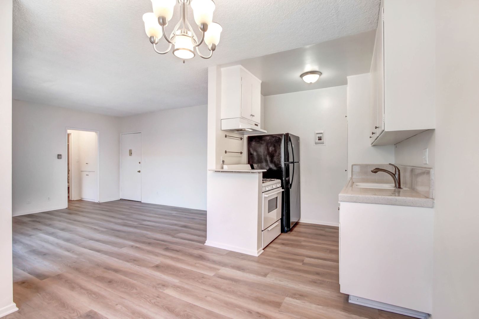 Los Angeles Apartment: 1705 Purdue Avenue