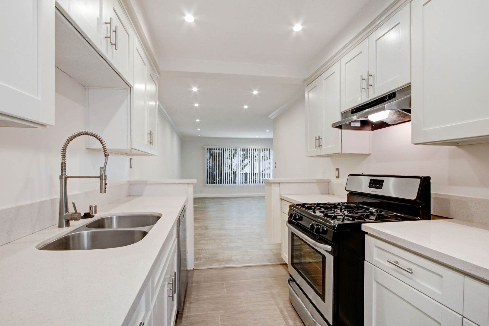 Los Angeles Apartment: 11615 Darlington Avenue