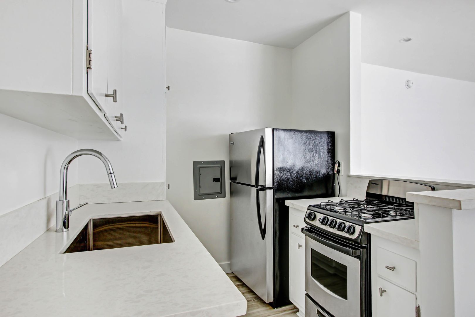 Santa Monica Apartment: 519 Hill Street