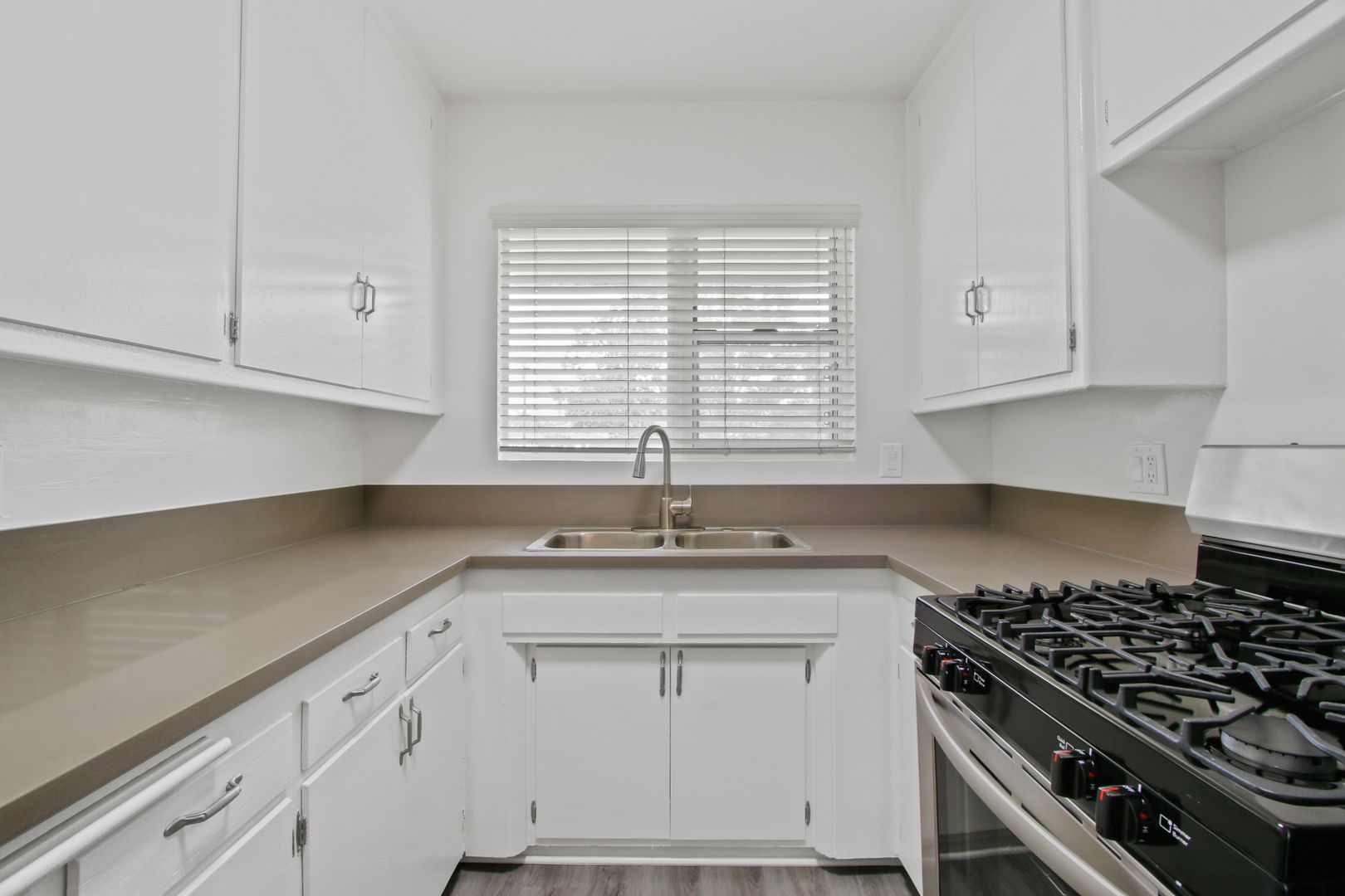 Santa Monica Apartment: 402 Montana Avenue