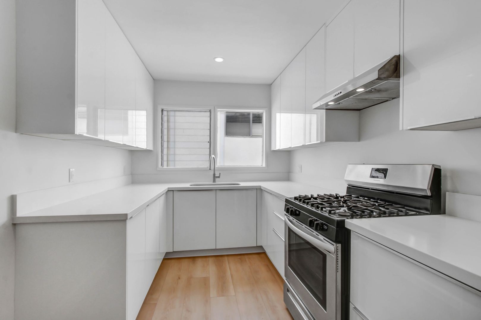 Santa Monica Apartment: 922 6th Street