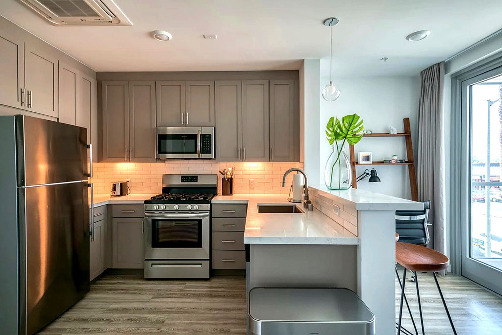 Santa Monica Apartment: 3008 Santa Monica Blvd.