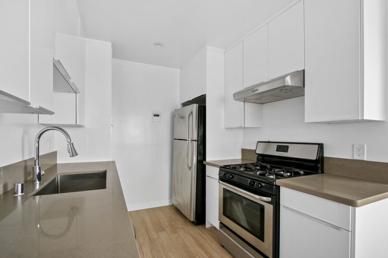 Santa Monica Apartment: 1043 5th Street