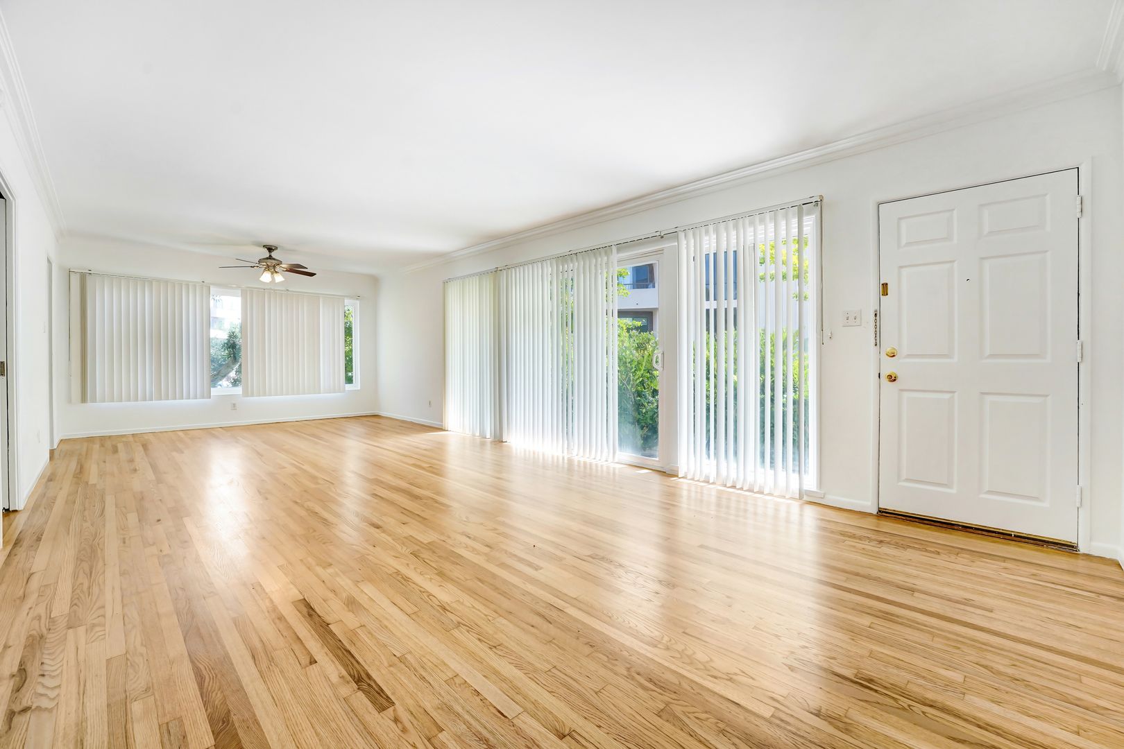 Los Angeles Apartment: 1975 Beverly Glen Boulevard