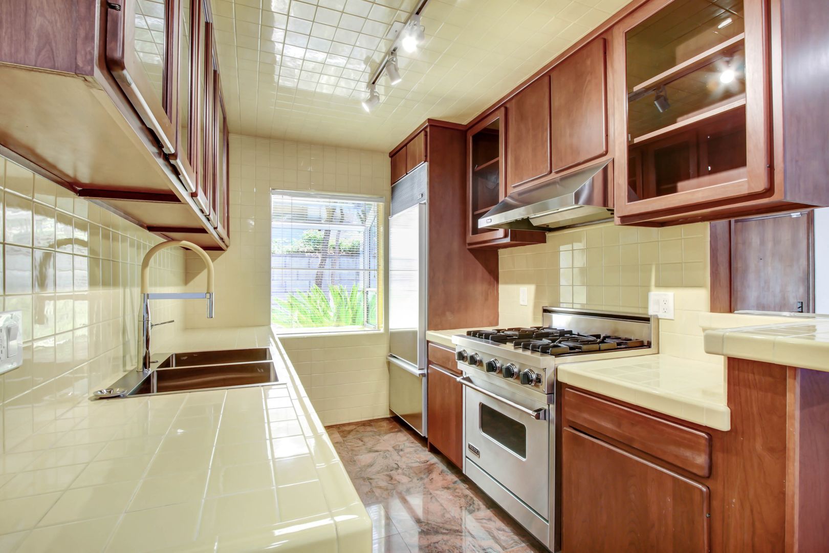 Santa Monica Apartment: 807 5th Street