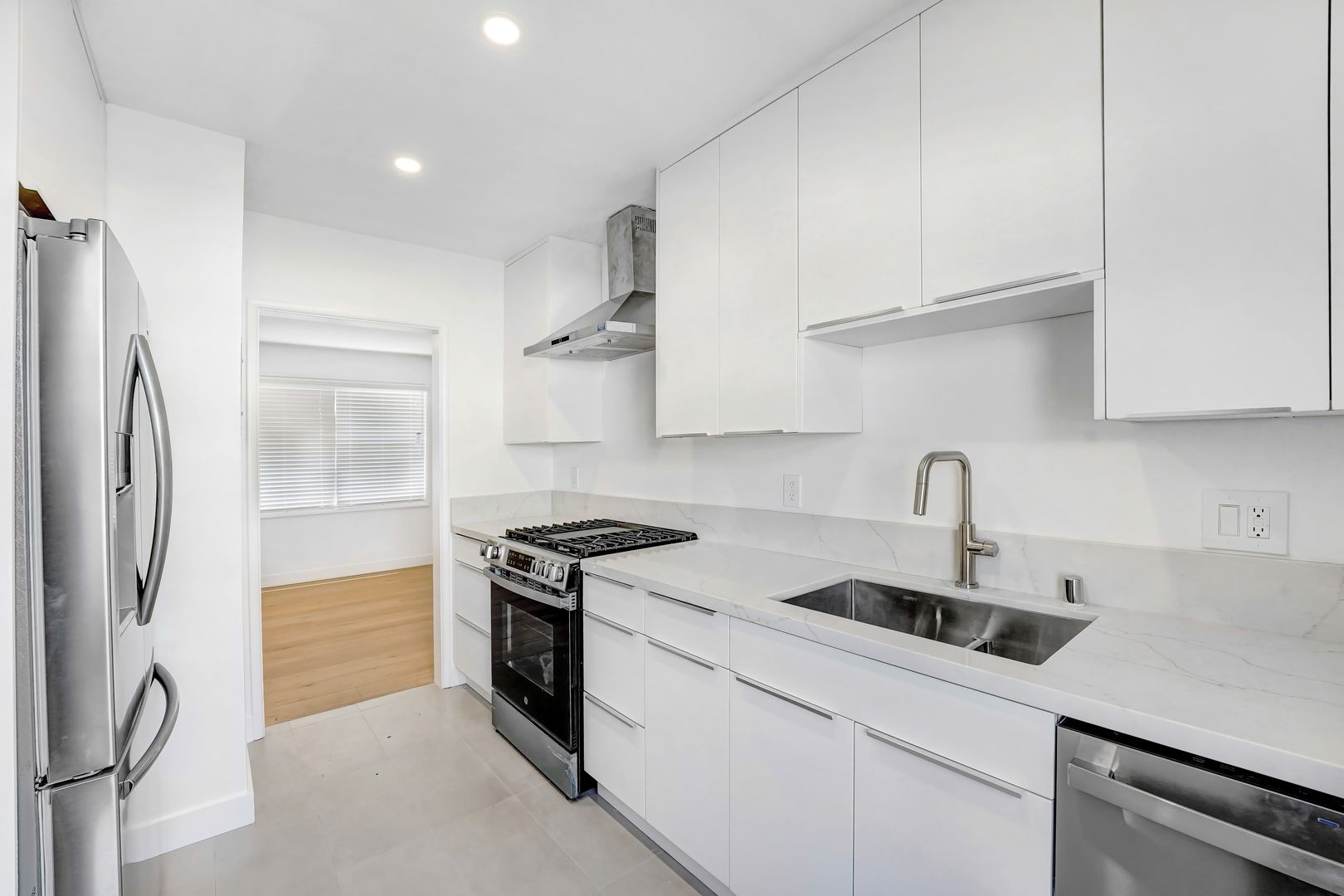 Santa Monica Apartment: 300 California Avenue