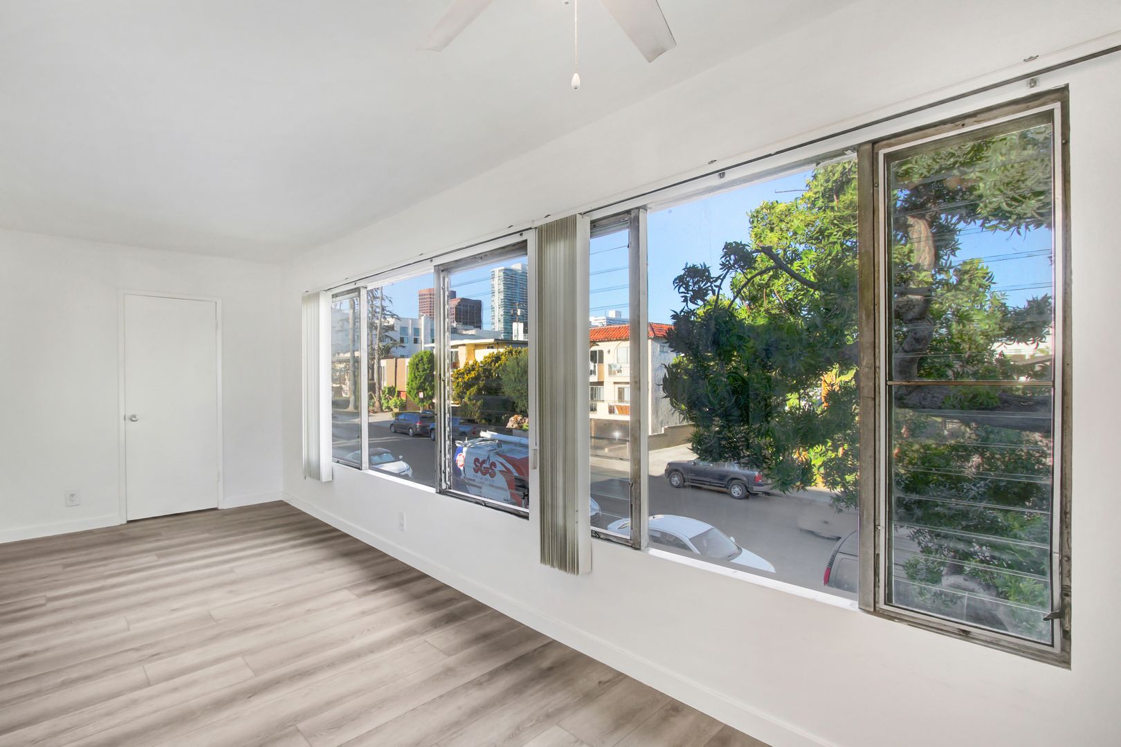 Los Angeles Apartment: 1453 Brockton Avenue
