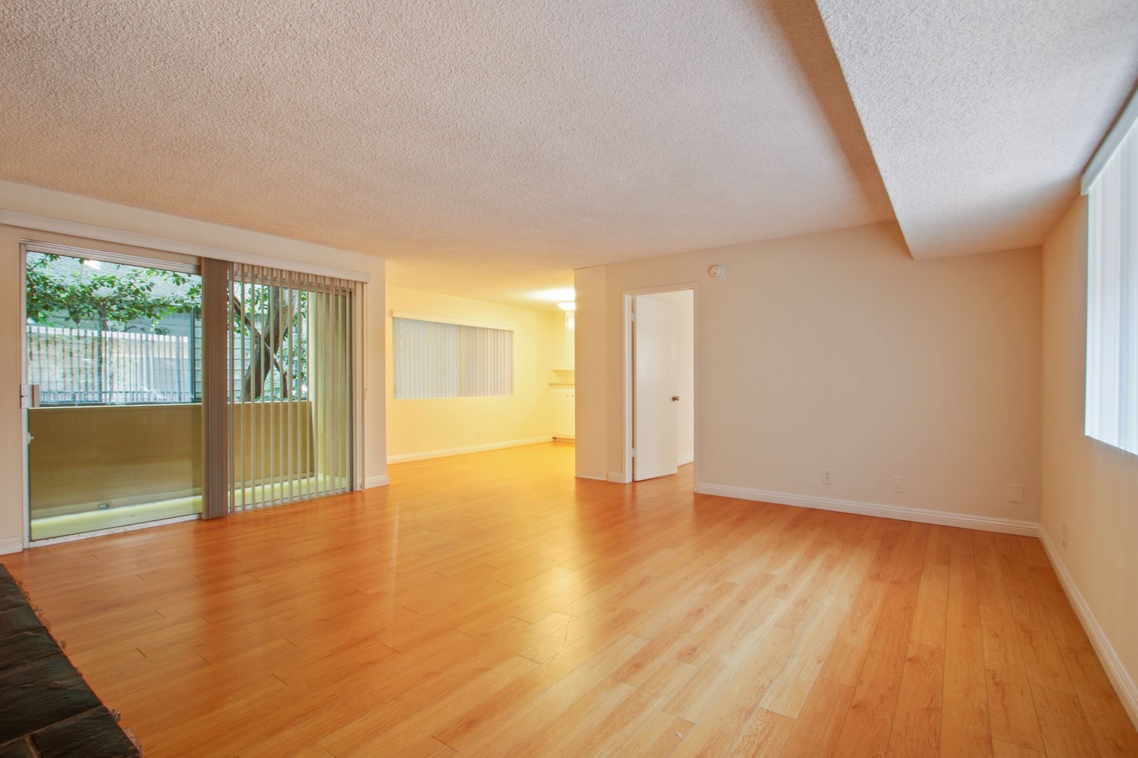 Los Angeles Apartment: 12246 Montana Avenue