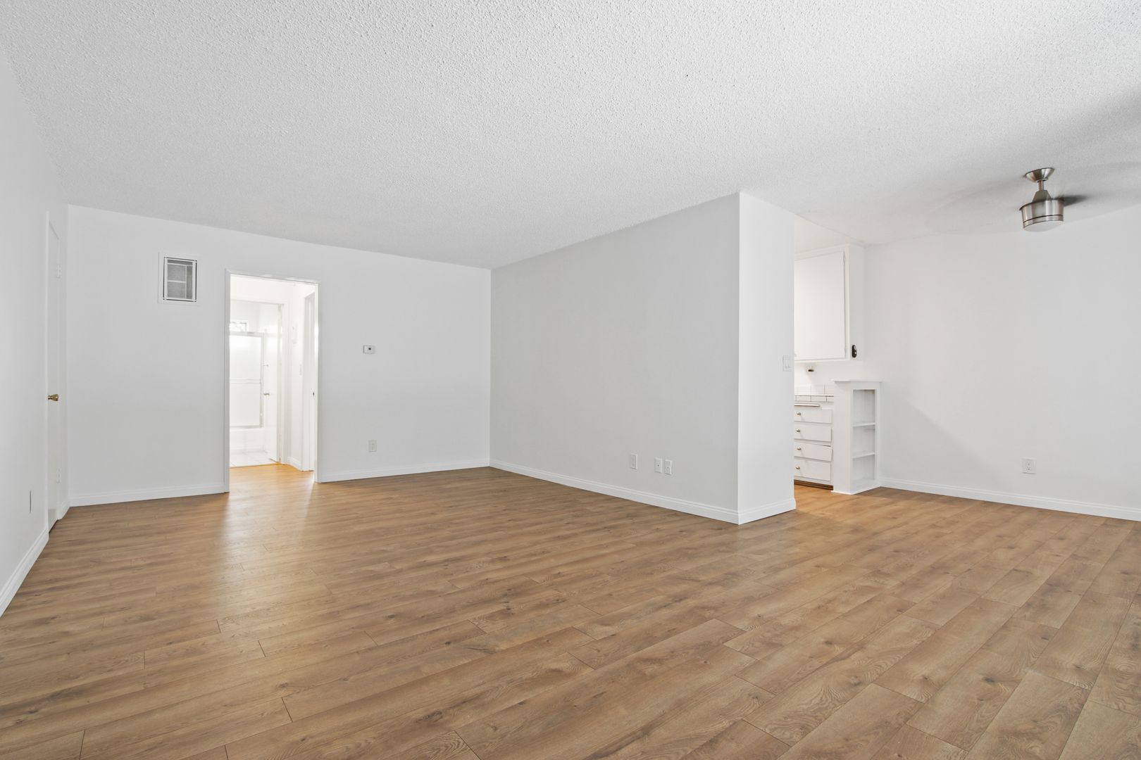 Los Angeles Apartment: 3625 Mentone Avenue