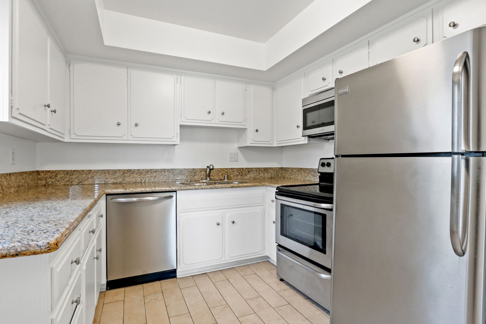 Los Angeles Apartment: 12258 Montana Avenue