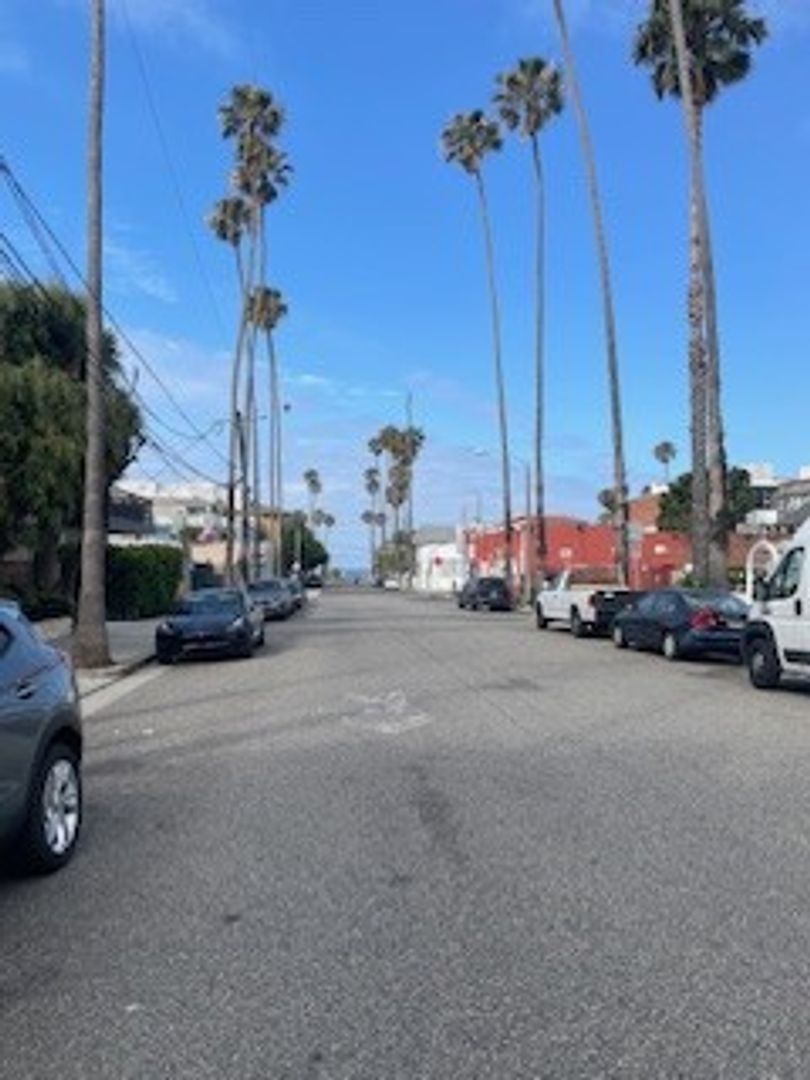 Santa Monica Apartment: 220 Bay Street