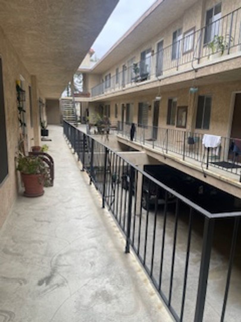 Santa Monica Apartment: 518 Raymond Avenue