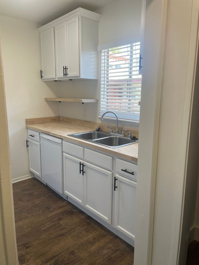 Santa Monica Apartment: 220 Bay Street