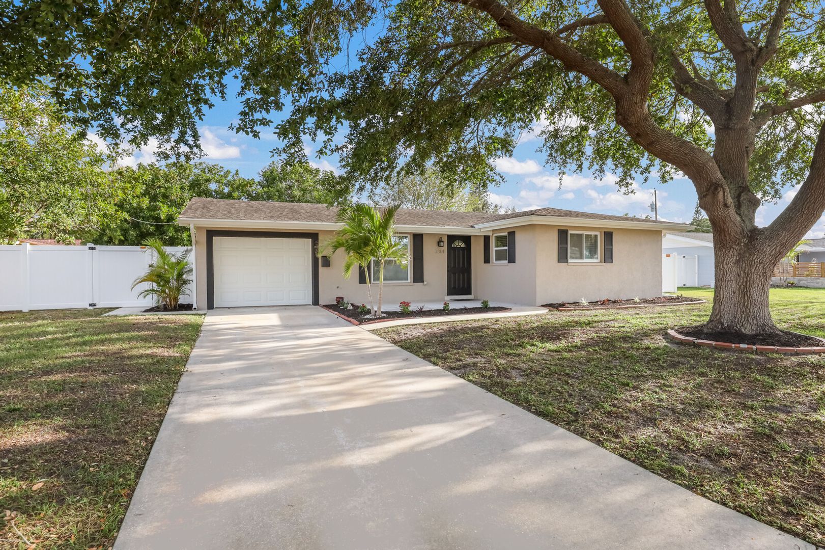 Bradenton House: 3801 17th Avenue Drive W