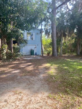 Above garage Living – photo 1