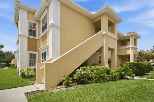 3/2 unit with beautiful water view available now for an annual lease – photo 1