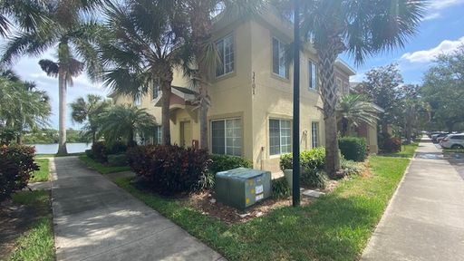 Beautiful 3 Bedroom 2.5 Bath Townhome in Lakeside Village!! – photo 1