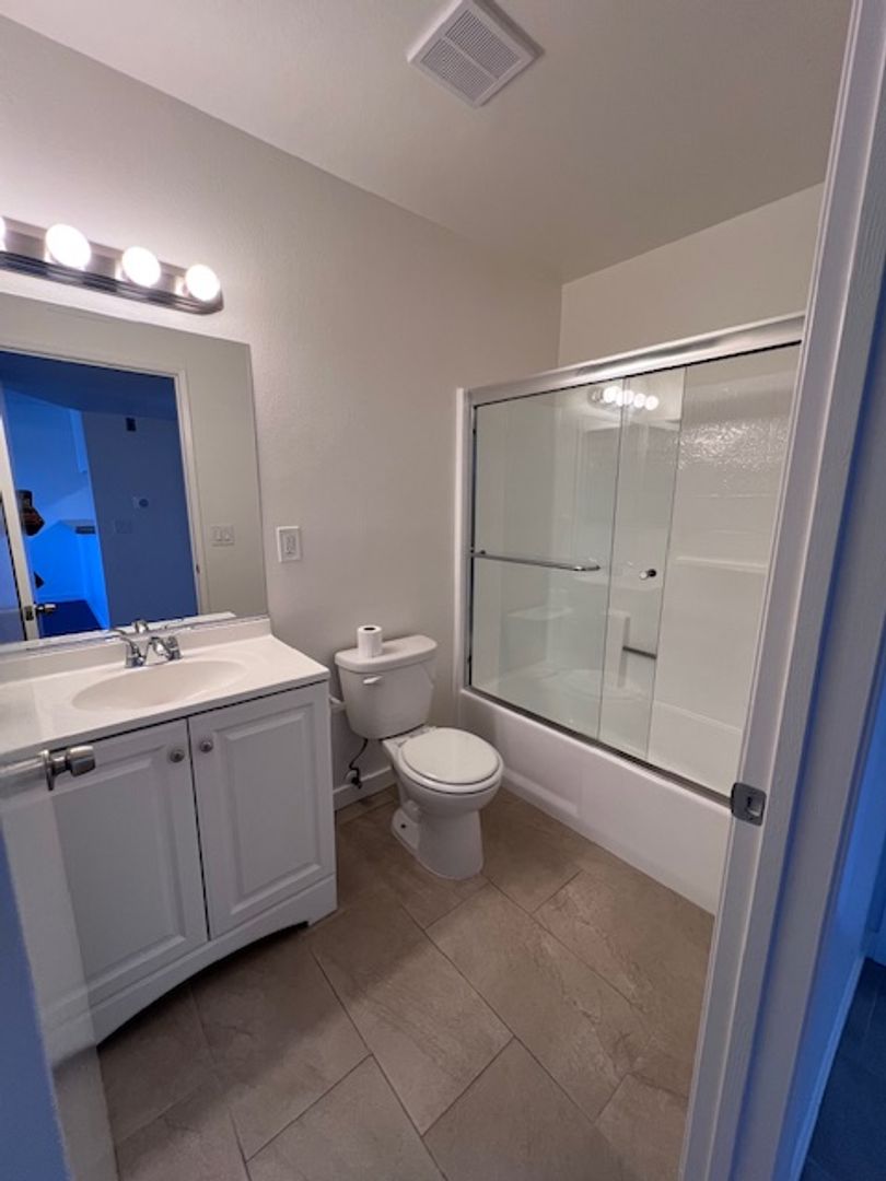 Los Angeles Apartment: 2449 Barrington Avenue