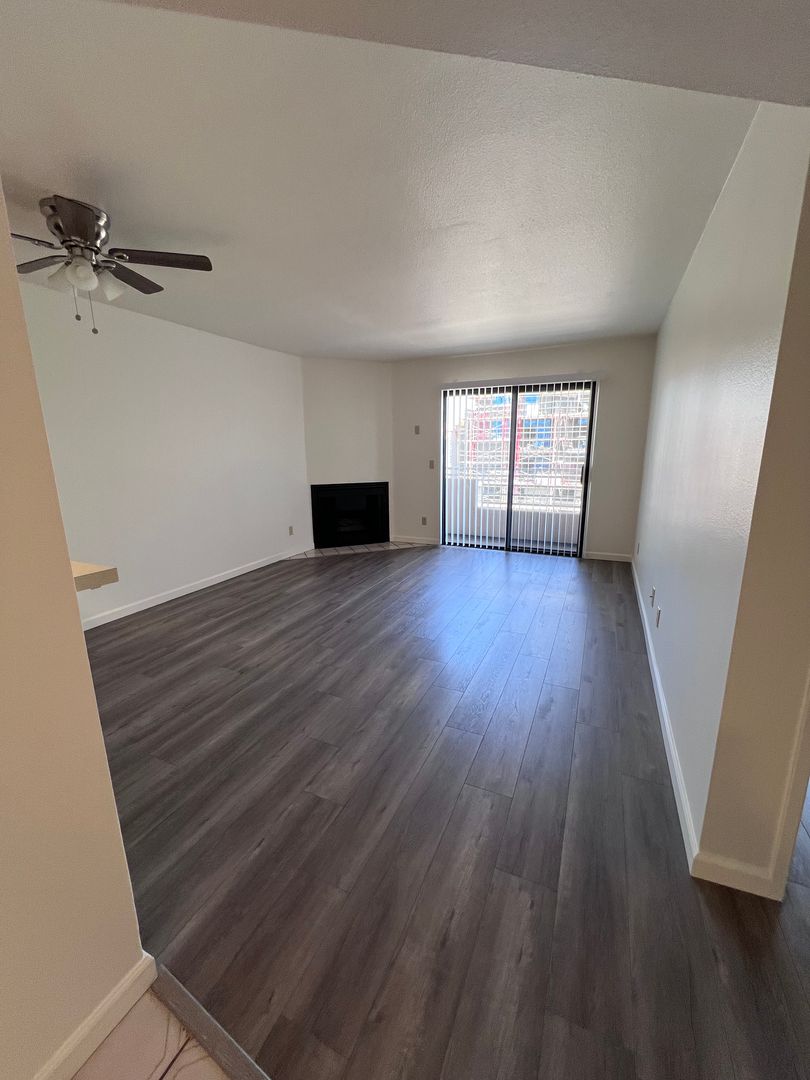 Los Angeles Apartment: 2449 Barrington Avenue